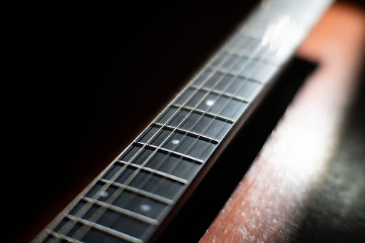 Как выбрать гитару для начала обучения: акустика, электро или бас — что подойдет новичку